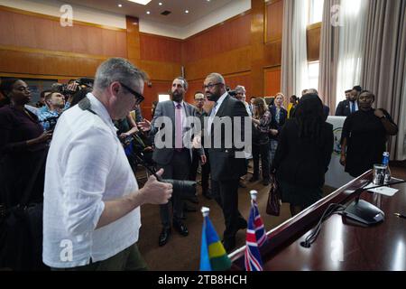 Innenminister James macht sich geschickt durch die wartenden Medien, nachdem er einen neuen vertrag mit dem ruandischen Außenminister Vincent Biruta in Kigali, Ruanda, unterzeichnet hat. Der vertrag wird den Bedenken des Obersten Gerichtshofs Rechnung tragen, einschließlich der Zusicherung, dass Ruanda niemanden, der im Rahmen der Partnerschaft in ein anderes Land transferiert wurde, entfernen wird. Bilddatum: Dienstag, 5. Dezember 2023. Stockfoto