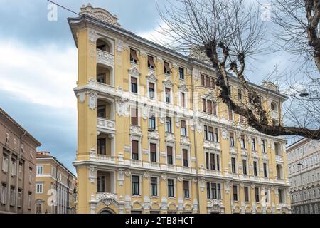 Farbenfrohe Fassade eines alten Hauses in Triest, Italien, Europa. Stockfoto