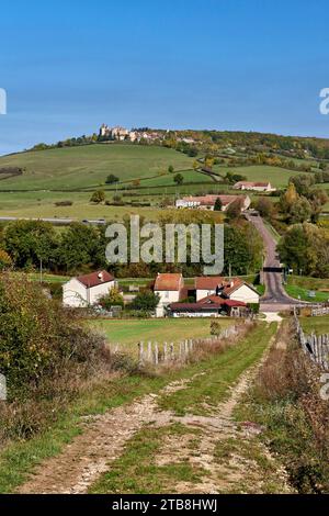 Chateauneuf (Nordostfrankreich): Burg und Landschaft in der Nähe des Burgundschen Kanals (französischer „Canal de Bourgogne“) Stockfoto