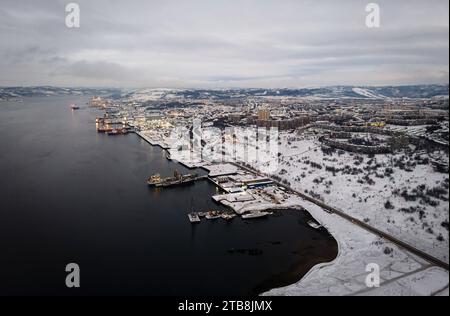 Schöne Luft Winter lebendige Ansicht von Murmansk, Russland, eine Hafenstadt und das Verwaltungszentrum der Region Murmansk, Kola Halbinsel, Kola Bay. Stockfoto