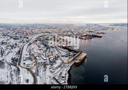 Blick aus der Höhe auf den Hafen von Murmansk in den Morgen Luftaufnahmen . Murmansk Region, Russland. nordseestraße Stockfoto