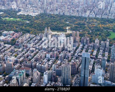 Blick aus der Vogelperspektive auf die Wolkenkratzer von Manhattan und den Central Park. Stockfoto