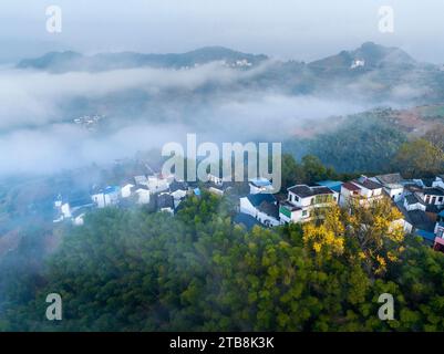 Peking, China. Dezember 2023. Dieses Luftbild, das am 5. Dezember 2023 aufgenommen wurde, zeigt die Landschaft im Dorf Poshan, Shexian County in Huangshan City, Ostchinas Provinz Anhui. Quelle: Fan Chengzhu/Xinhua/Alamy Live News Stockfoto