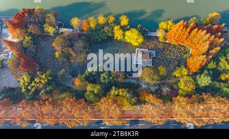 Peking, China. Dezember 2023. Dieses Luftbild, das am 5. Dezember 2023 aufgenommen wurde, zeigt die Landschaft in Xiangyang, der zentralchinesischen Provinz Hubei. Quelle: Yang Dong/Xinhua/Alamy Live News Stockfoto