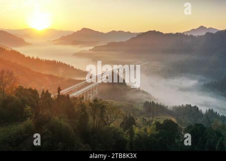 Peking, China. Dezember 2023. Dieses Luftbild, das am 5. Dezember 2023 aufgenommen wurde, zeigt die Landschaft im Dorf Bunadong im Longshan County, der Provinz Hunan in Zentralchina. Quelle: Zeng Xianghui/Xinhua/Alamy Live News Stockfoto