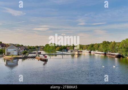 Chainette Lock und Nadeldamm an der Yonne in Auxerre (Nordfrankreich). Entwicklung der Wasserstraßen Stockfoto