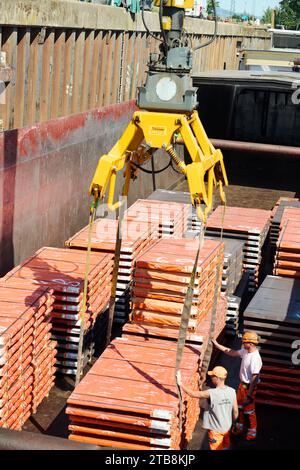 Villefranche-sur-Saone (Zentralfrankreich): Schiffsumschlag im Flusshafen. Entladung von 910 Tonnen Blech aus dem Lastkahn „l'itinerant“ Stockfoto