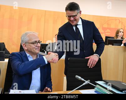 Wiesbaden, Deutschland. Dezember 2023. Boris Rhein (CDU, r), Ministerpräsident von Hessen, und sein Stellvertreter Tarek Al-Wazir (Allianz 90/die Grünen), Wirtschaftsminister, begrüßen sich auf der Regierungsbank im Plenarsaal des Hessischen landtags. Vermerk: Arne Dedert/dpa/Alamy Live News Stockfoto