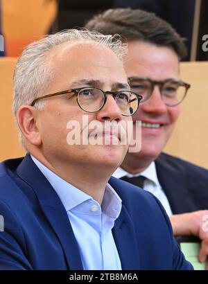 Wiesbaden, Deutschland. Dezember 2023. Boris Rhein (CDU, r), Ministerpräsident von Hessen, und sein Stellvertreter Tarek Al-Wazir (Allianz 90/die Grünen), Wirtschaftsminister, sitzen nebeneinander auf der Regierungsbank im Plenarsaal des Hessischen landtags. Vermerk: Arne Dedert/dpa/Alamy Live News Stockfoto