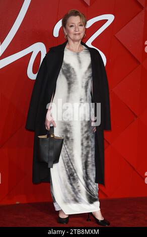 London, Großbritannien. Dezember 2023. Lesley Manville nimmt an den Fashion Awards 2023 Teil, die von Pandora in der Royal Albert Hall in London verliehen wurden. Quelle: SOPA Images Limited/Alamy Live News Stockfoto