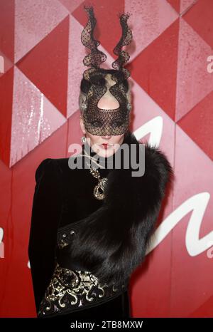 London, Großbritannien. Dezember 2023. Daphne Guinness nimmt an den Fashion Awards 2023 Teil, die von Pandora in der Royal Albert Hall in London verliehen wurden. Quelle: SOPA Images Limited/Alamy Live News Stockfoto