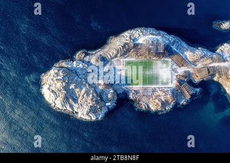 Henningsvaer Sportplatz auf den Klippen und im Winter vom Meer umgeben Stockfoto