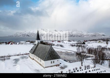 Indre Eidsfjord Kirche in Sortland auf der Vesteralen, Norwegen im Schnee Stockfoto