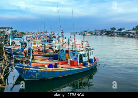 PHETCHABURI-THAILAND, 23. OKTOBER 2022 : wunderschöne Landschaft mit vielfältigen bunten Fischerbooten am Pier mit Meerblick am Abend auf der Phoo Chuk Bridge, Cha-am. Stockfoto