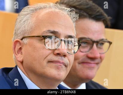 Wiesbaden, Deutschland. Dezember 2023. Boris Rhein (CDU, r), Ministerpräsident von Hessen, und sein Stellvertreter Tarek Al-Wazir (Allianz 90/die Grünen), Wirtschaftsminister, sitzen nebeneinander auf der Regierungsbank im Plenarsaal des Hessischen landtags. Vermerk: Arne Dedert/dpa/Alamy Live News Stockfoto