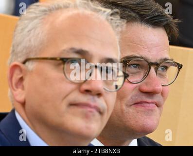 Wiesbaden, Deutschland. Dezember 2023. Boris Rhein (CDU, r), Ministerpräsident von Hessen, und sein Stellvertreter Tarek Al-Wazir (Allianz 90/die Grünen), Wirtschaftsminister, sitzen nebeneinander auf der Regierungsbank im Plenarsaal des Hessischen landtags. Vermerk: Arne Dedert/dpa/Alamy Live News Stockfoto