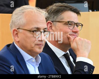 Wiesbaden, Deutschland. Dezember 2023. Boris Rhein (CDU, r), Ministerpräsident von Hessen, und sein Stellvertreter Tarek Al-Wazir (Allianz 90/die Grünen), Wirtschaftsminister, sitzen nebeneinander auf der Regierungsbank im Plenarsaal des Hessischen landtags. Vermerk: Arne Dedert/dpa/Alamy Live News Stockfoto