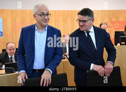 Wiesbaden, Deutschland. Dezember 2023. Boris Rhein (CDU, r), Ministerpräsident von Hessen, und sein Stellvertreter Tarek Al-Wazir (Allianz 90/die Grünen), Wirtschaftsminister, nehmen ihre Sitze auf der Regierungsbank im Plenarsaal des Hessischen landtags ein. Vermerk: Arne Dedert/dpa/Alamy Live News Stockfoto