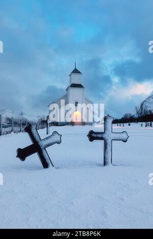 Holzkirche auf einem Fjord auf den Lofoten-Inseln Stockfoto