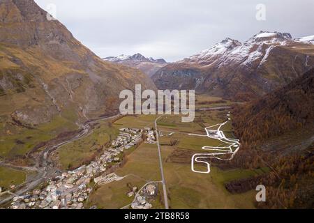 Bessans (Südostfrankreich), 11.11.2022: Schneeräumerei im Haute-Maurienne-Tal. Dank der Erhaltung einer Schneemenge unter Sägemehl (V Stockfoto