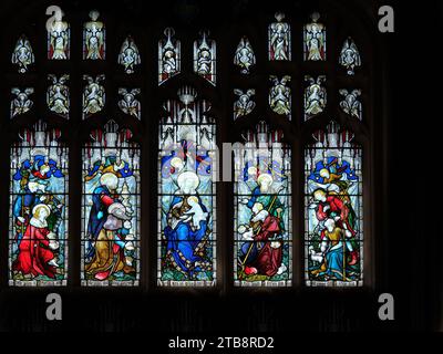 Buntglasfenster mit Ereignissen rund um die Geburt Jesu Christi (Könige, Hirten, Maria und Baby) in der Universitätskirche St. Mary, Cambridge. Stockfoto