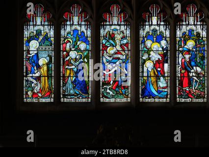 Buntglasfenster der Geburt Jesu Christi (Verkündigung Visitation, Hirten, Simeon, Flucht nach Ägypten), in der Universitätskirche Cambridge. Stockfoto