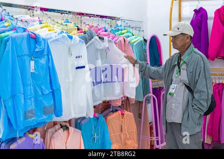 DA NANG CITY-VIETNAM, 14. OKTOBER 2023 : Vielfalt von schönen bunten Sportjacken aus Bambuspulp für gute Gesundheit hängend zum Verkauf in Shoppin Stockfoto