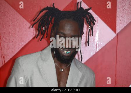 London, Großbritannien. Dezember 2023. Kojey Radical nimmt an den Fashion Awards 2023 Teil, die von Pandora in der Royal Albert Hall in London verliehen wurden. (Foto: Fred Duval/SOPA Images/SIPA USA) Credit: SIPA USA/Alamy Live News Stockfoto