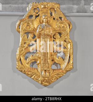 The Majestas (die den auferstandenen Jesus Christus in Ruhm zeigen), eine vergoldete Holzskulptur von Alan Durst, in dem univeristischen Zwitschern der Heiligen Maria in Cambridge, eng Stockfoto