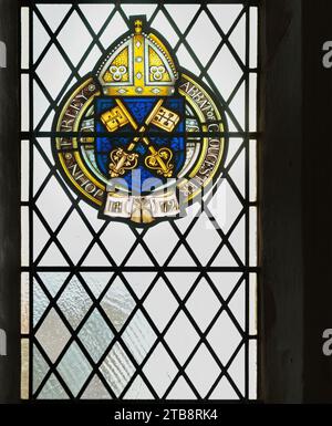 Ein teilweises Buntglasfenster, John Farley, Abbt von Gloucester, Spender 1472, in der Universitätskirche St Mary in Cambridge, England. Stockfoto