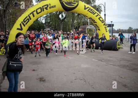 Belgrad, Serbien, 4. November 2023: Start des Benefizlaufes (Zajedno za Vasilija), bei dem Mittel zur Unterstützung einer Person gesammelt werden, die ärztlich behandelt werden muss Stockfoto