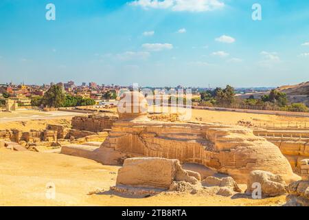 Die große Sphinx mit Gizeh im Hintergrund. Rückansicht. Gizeh, Ägypten – 16. Oktober 2023 Stockfoto