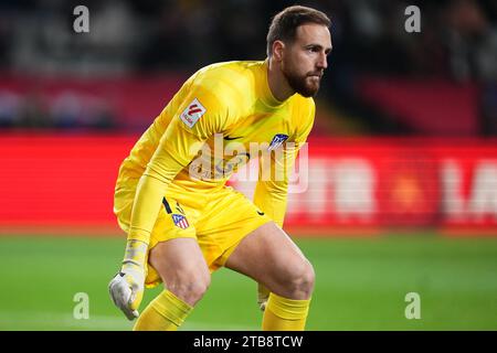 Barcelona, Spanien. Dezember 2023. Jan Oblak von Atletico de Madrid spielte am 3. Dezember 2023 im Stadion Lluis Companys in Barcelona, Spanien, während des Spiels La Liga EA Sports zwischen dem FC Barcelona und Atletico de Madrid. (Foto: Bagu Blanco/PRESSINPHOTO) Credit: PRESSINPHOTO SPORTS AGENCY/Alamy Live News Stockfoto