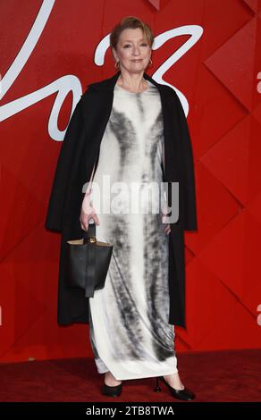 London, Großbritannien. Dezember 2023. Lesley Manville nimmt an den Fashion Awards 2023 Teil, die von Pandora in der Royal Albert Hall in London verliehen wurden. (Foto: Fred Duval/SOPA Images/SIPA USA) Credit: SIPA USA/Alamy Live News Stockfoto