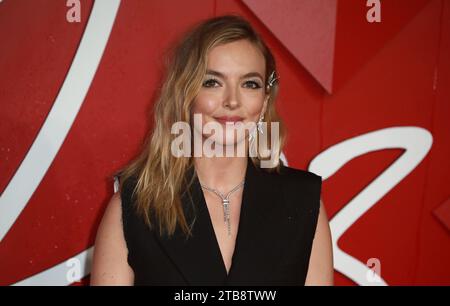 London, Großbritannien. Dezember 2023. Jodie Comer nimmt an den Fashion Awards 2023 Teil, die von Pandora in der Royal Albert Hall in London verliehen wurden. (Foto: Fred Duval/SOPA Images/SIPA USA) Credit: SIPA USA/Alamy Live News Stockfoto