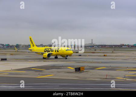 30. Oktober 2023 Newark NJ USA. Während des Abflugs am NEWARK International Airport befindet sich das Passagierflugzeug von Spirit Airlines auf der Landebahn, die sich auf den Start vorbereitet Stockfoto