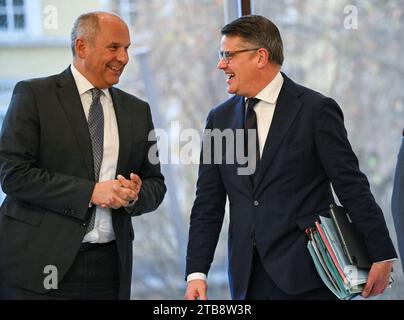 Wiesbaden, Deutschland. Dezember 2023. Justizminister Roman Poseck (l) und Hessener Ministerpräsident Boris Rhein (beide CDU) sprechen im Plenarsaal des hessischen landtags miteinander. Vermerk: Arne Dedert/dpa/Alamy Live News Stockfoto