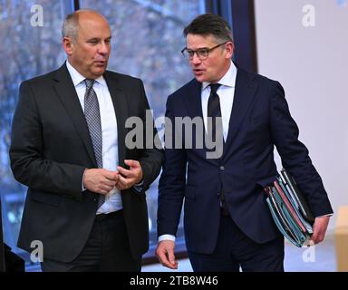 Wiesbaden, Deutschland. Dezember 2023. Justizminister Roman Poseck (l) und Hessener Ministerpräsident Boris Rhein (beide CDU) sprechen im Plenarsaal des hessischen landtags miteinander. Vermerk: Arne Dedert/dpa/Alamy Live News Stockfoto