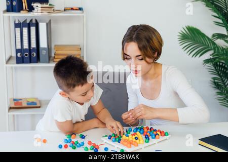 Psychologin spielt mit dem Jungen Lernspiele Stockfoto