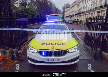 London, Großbritannien. Dezember 2023. Die Polizei schließt die Straße, während palästinensische Besetzer vor dem Diorama-Gebäude neben dem Regent’s Park ein Banner mit der Aufschrift „Globalize the Intifada“ aufhängen. Quelle: Vuk Valcic/Alamy Live News Stockfoto