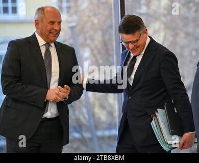 Wiesbaden, Deutschland. Dezember 2023. Justizminister Roman Poseck (l) und Hessener Ministerpräsident Boris Rhein (beide CDU) sprechen im Plenarsaal des hessischen landtags miteinander. Vermerk: Arne Dedert/dpa/Alamy Live News Stockfoto