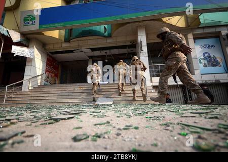 Peshawar, Peshawar, Pakistan. Dezember 2023. Sicherheitsbeamte untersuchen den Ort einer Bombenexplosion in Peshawar, Pakistan, Dienstag, 5. Dezember, 2023. Quelle: ZUMA Press, Inc./Alamy Live News Stockfoto