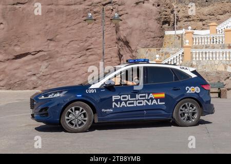 Melenara, Gran Canaria, Spanien - 24. November 2023: Ein blaues spanisches Polizeiauto in der Küstenstadt Melenara. Die spanische Nationalpolizei ist das Stockfoto