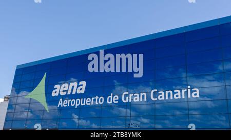 Las Palmas, Spanien - 28. November 2023: Terminal des internationalen Flughafens Aeropuerto de Gran Canaria (LPA) in der Nähe von Las Palmas, Spanien. Wolkenreflexion in Stockfoto