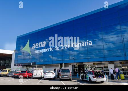 Las Palmas, Spanien - 28. November 2023: Terminal des internationalen Flughafens Aeropuerto de Gran Canaria (LPA) in der Nähe von Las Palmas, Spanien. Wolkenreflexion in Stockfoto