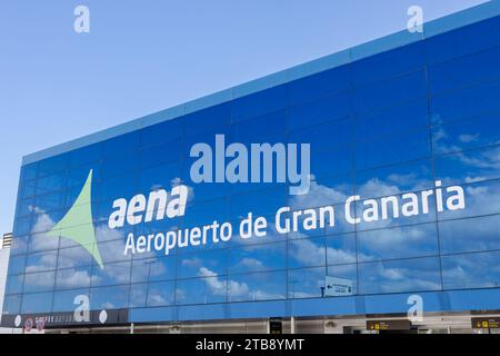 Las Palmas, Spanien - 28. November 2023: Terminal des internationalen Flughafens Aeropuerto de Gran Canaria (LPA) in der Nähe von Las Palmas, Spanien. Wolkenreflexion in Stockfoto