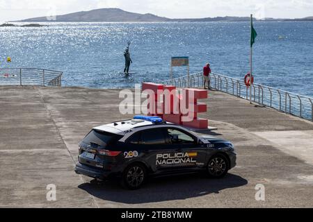 Melenara, Gran Canaria, Spanien - 24. November 2023: Ein blaues Polizeiauto in der Küstenstadt Telde, nahe der Dios Neptun-Statue. Die Stockfoto