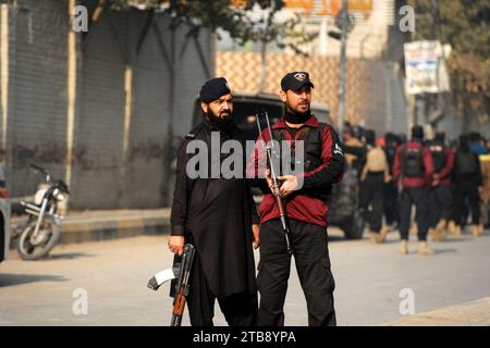 Peshawar, Peshawar, Pakistan. Dezember 2023. Zersplittertes Glas bedeckt den Boden, während pakistanische Sicherheitsbeamte am 5. Dezember 2023 den Ort der Explosion eines improvisierten Sprengstoffs (IED) an einem Straßenrand in Peshawar, Pakistan, untersuchen. Mindestens sieben Menschen, darunter drei Kinder, wurden bei einer Explosion auf Polizeipersonal verletzt und ereigneten sich auf der Warsak-Straße in Peshawar, sagten Polizei- und Krankenhausbeamte. Kashif Aftab Abbasi sagte, dass das Fahrzeug der Machnigate Polizeiwache auf Routinepatrouille war, als die Bombe explodierte. Quelle: ZUMA Press, Inc./Alamy Live News Stockfoto