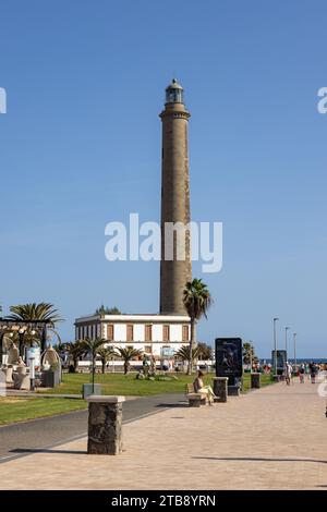 Gran Canaria, Spanien - 23. November 2023: Leuchtturm von Maspalomas in Gran Canaria, spanien, an der Promenade mit Touristen Stockfoto