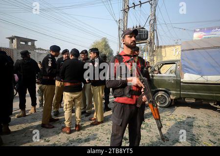 Peshawar, Peshawar, Pakistan. Dezember 2023. Zersplittertes Glas bedeckt den Boden, während pakistanische Sicherheitsbeamte am 5. Dezember 2023 den Ort der Explosion eines improvisierten Sprengstoffs (IED) an einem Straßenrand in Peshawar, Pakistan, untersuchen. Mindestens sieben Menschen, darunter drei Kinder, wurden bei einer Explosion auf Polizeipersonal verletzt und ereigneten sich auf der Warsak-Straße in Peshawar, sagten Polizei- und Krankenhausbeamte. Kashif Aftab Abbasi sagte, dass das Fahrzeug der Machnigate Polizeiwache auf Routinepatrouille war, als die Bombe explodierte. Quelle: ZUMA Press, Inc./Alamy Live News Stockfoto